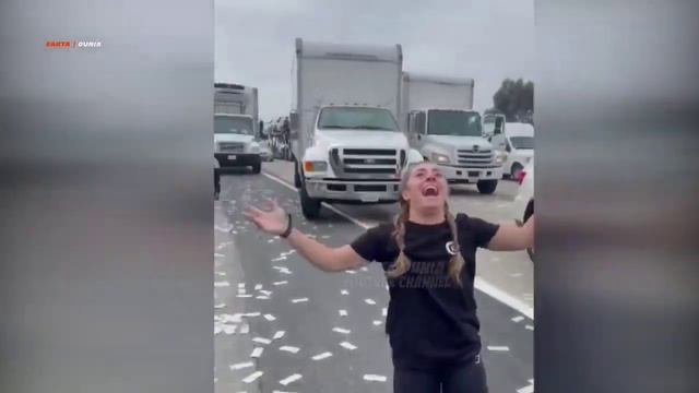 Warga Berlarian Rebutan!! Detik-detik Hujan Uang Paling Nyata Yang Ada Di Dunia Terekam Kamera смотреть онлайн