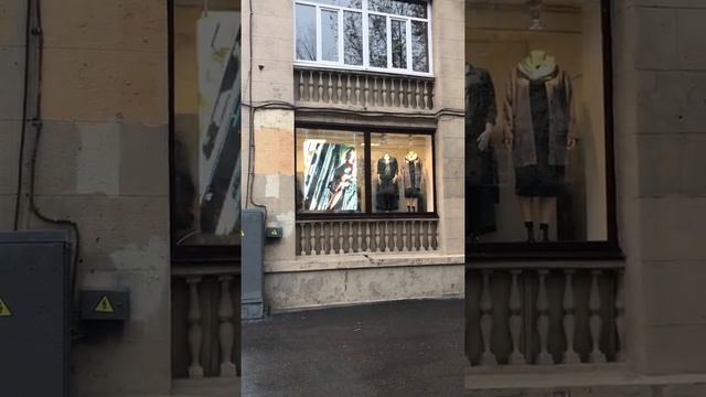 Видеоэкран в витрине. Шаг пикселя 5 мм. 1280*1600 мм. "ЛЕДИ ШАРМ", СПб, пр. Стачек д. 84, к.1. смотреть онлайн
