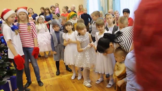 Борисов. Школа №24. 16ч.(19). 27 декабря 2016г. Новогодний утренник! Игра в снежки! Беларусь. смотреть онлайн