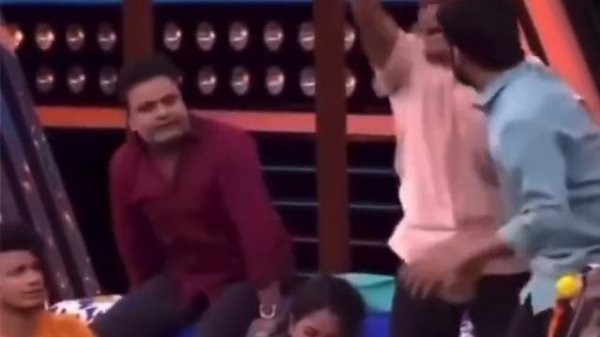 Женщина: плачет😢
Музыкант: даёт бит😎