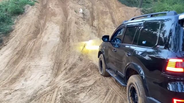 Land Cruiser 4.5L V8 vs Jeep Wrangler 2.0L Turbo vs Beijing BJ40 2.3L Turbo PK Off-road смотреть онлайн