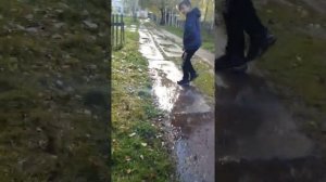 Девочка купается в луже часть 1