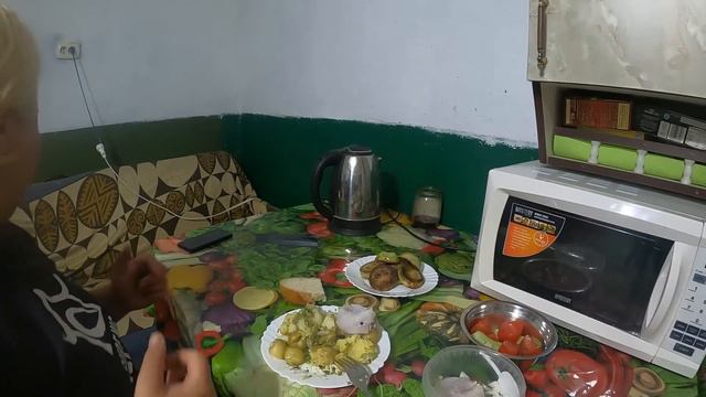 ЖИВУ ОДНА В ДЕРЕВНЕ/ ГОТОВЛЮ УЖИН ПО ДЕРЕВЕНСКИ смотреть онлайн