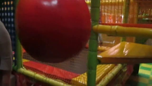 Играем в лабиринте ТРК"Семья" Уфа смотреть онлайн