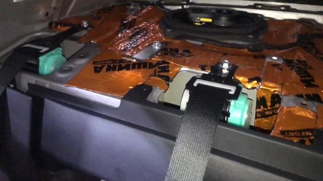 Шумка задней полки в автомобиле Toyota Corolla. Улучшайзинг акустической системы смотреть онлайн