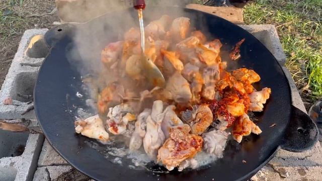 Открыли сезон отдыха! Сварили курицу по корейски на чугунном садже. смотреть онлайн