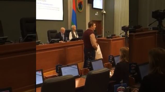 В Карелии пенсионер принёс местным депутатам два рулона туалетной бумаги за надбавку в 21 рубль. смотреть онлайн