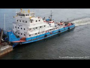 Теплоход  толкач ОТ 2101 в составе с 2х барж идет вверх по Волге