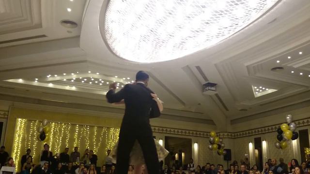 Emanuel Ledesma Y Carolina Couto - Bailando Me Diste Un Beso Canaro