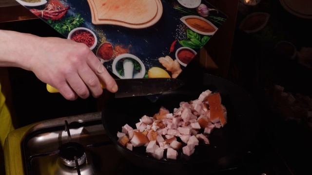 Яичницу с грудинкой по рецепту из книги Готовь как спецназ приготовил бывший осужденный смотреть онлайн