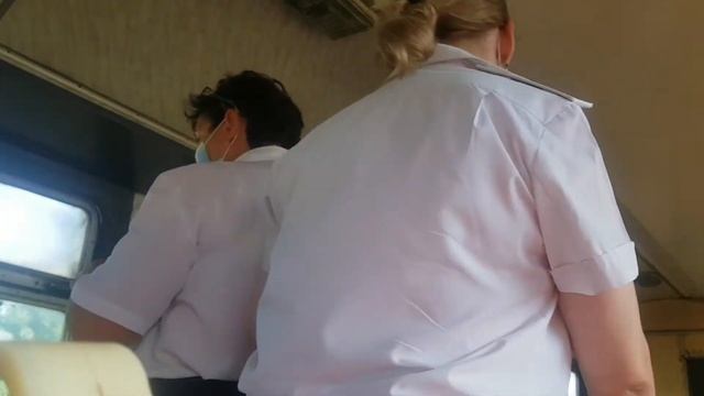 Проводник в поезде читает лекцию о пользе билетов для пенсионеров? смотреть онлайн