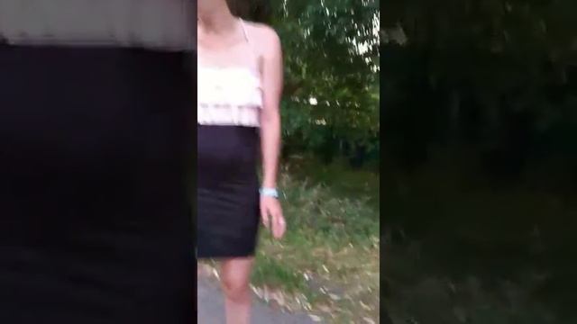 Влог.Гуляем перед сном. Миша упал когда крутил карусель смотреть онлайн