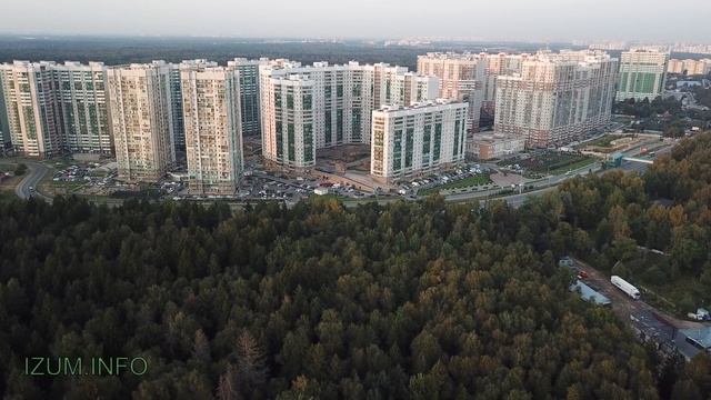 Изумрудные холмы 12.09.2017 полёт вокруг ЖК, над стройкой и парком IZUM.INFO смотреть онлайн