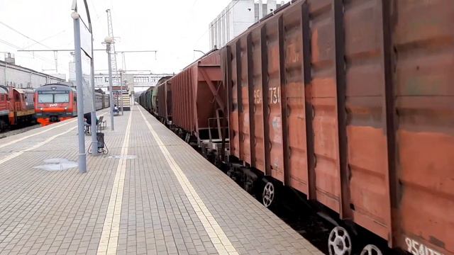 ВЛ10у-879 с грузовым поездом прибывает на ст. Владимир смотреть онлайн