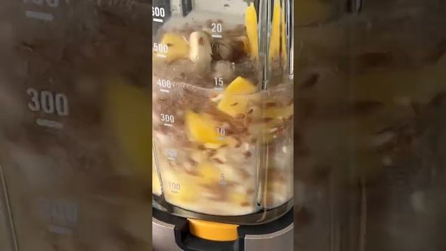 Самый вкусный и полезный рецепт смузи ? тебе понадобится манго?, банан?, семена льна и вода? смотреть онлайн