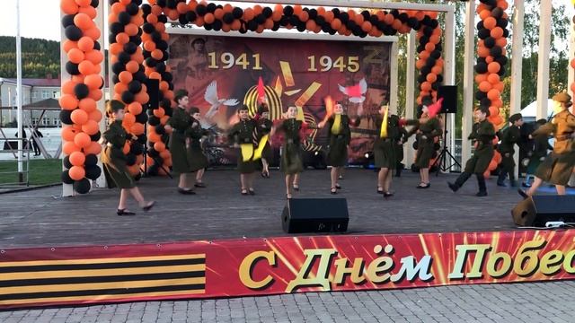 Танец регулировщиц. Ансамбль танца «Идель» г. Кукмор смотреть онлайн