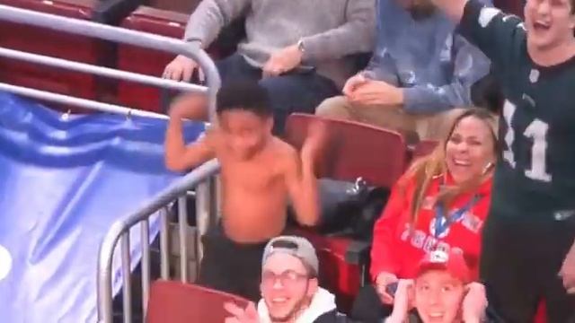 HILARIOUS DANCE BATTLE AT SIXERS GAME!? смотреть онлайн