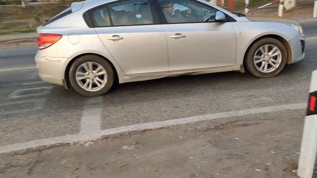 Железнодорожный переезд шлагбаум светофор и поезд. смотреть онлайн