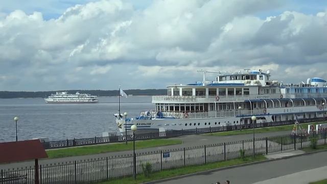 Теплоходы "И.А. Крылов" и "Капитан Пушкарёв". Чебоксары. 22 мая 2021 смотреть онлайн