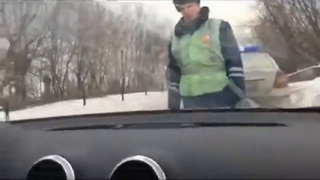 Молодые русские парни очень нагло и не новящево Издеваются над сотрудником ДПС! Young guys mock DP смотреть онлайн