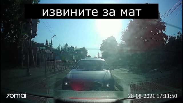 Агрессивный водитель мерседеса получил перцем в лицо смотреть онлайн