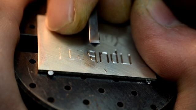Ручная гравировка по металлу. Привет YouTube :) смотреть онлайн
