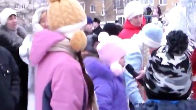 Праздник у елки во дворе дома №25/ч.3/ смотреть онлайн