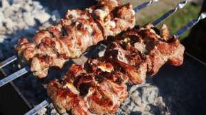 Бомбетта или шашлык из свинины с сыром на мангале.