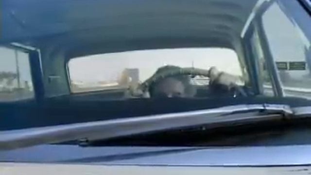 Самолет на джип.AVI смотреть онлайн