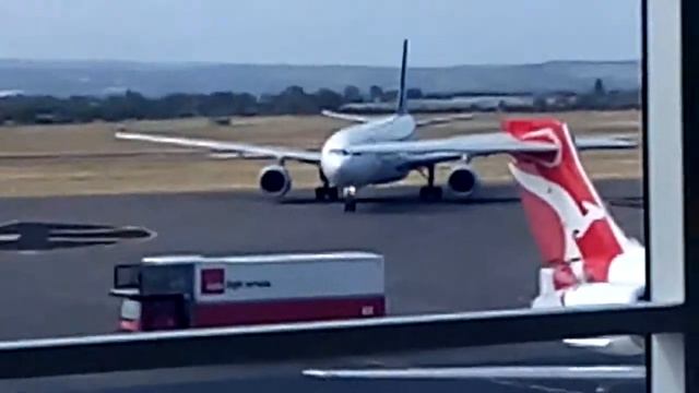 ADELAIDE AIRPORT, S.AUSTRALIA смотреть онлайн