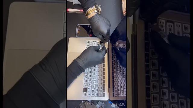 Чистка клавиатуры MacBook Pro A1706, A1707, A1708 смотреть онлайн