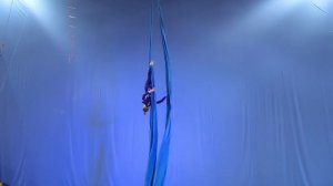 Вардосанидзе Алиса с номером Vogue. Воздушная гимнастика на воздушных полотнах.