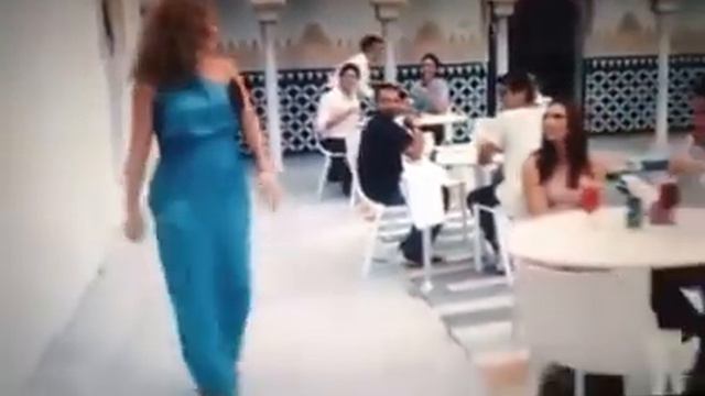 Девка опозорилась в ресторане смотреть онлайн