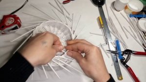 Внутренний бортик  на крышке из газетных трубочек.