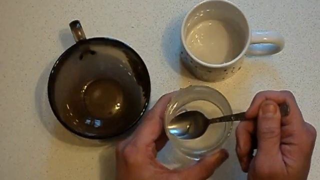 Как вытащить крошку из стакана с напитком. смотреть онлайн