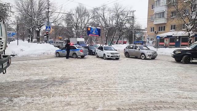 Перекрытие проспекта Энтузиастов в Саратове смотреть онлайн