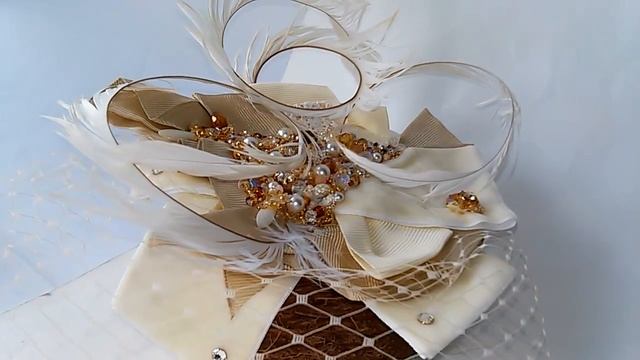 Вуалетка с перьями петуха расшитая бусинами и бисером. смотреть онлайн