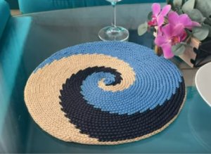 Вязание крючком: Вязаная круглая сервировочная салфетка или ковер крючком, узор Волна