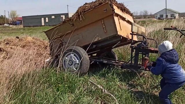 Работа гидроподъёмника на прицепе мотоблока с грузом. смотреть онлайн