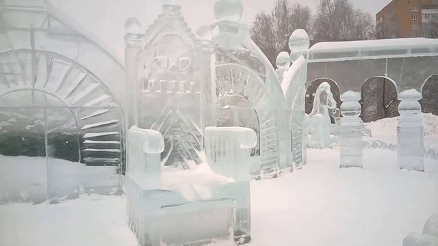 Ижевск. Весна. Последний взгляд на ледяной городок! смотреть онлайн