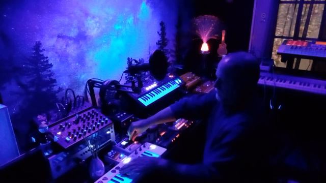 Behringer Crave through a rotary speaker pedal. Titled " Cosmic Heartbeats". смотреть онлайн