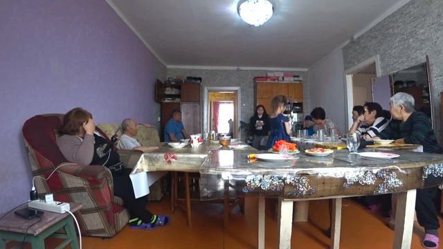 ЖИЗНЬ В СЕЛЬСКОЙ ГЛУБИНКЕ / ЮБИЛЕЙ У СТАРШЕЙ СЕСТРЫ / ВЛОГ смотреть онлайн