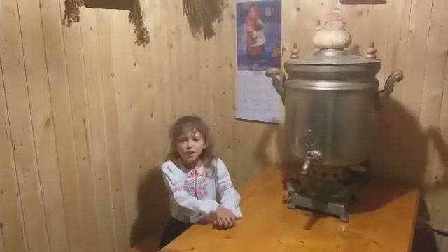 Милая девочка поёт грустную песню... смотреть онлайн