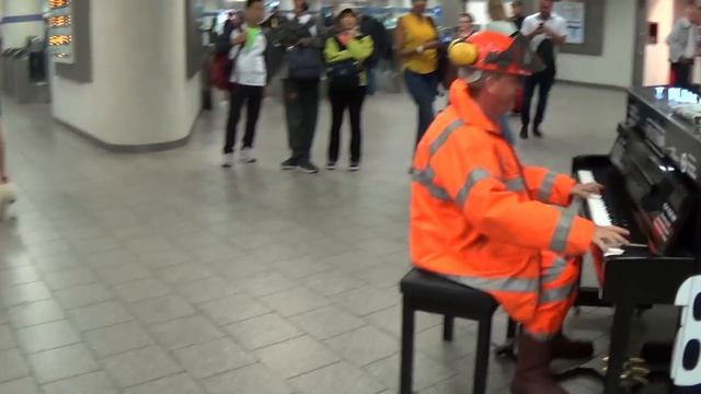 Roadman's Irresistible Piano Groove in the Station смотреть онлайн