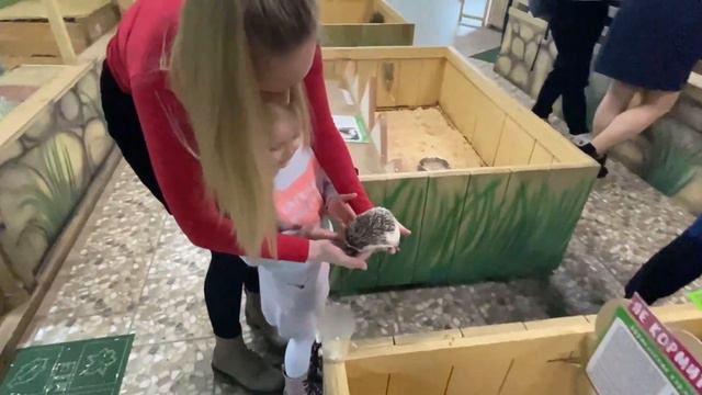 Машенька в контактном Зоопарке. Кормит и играет с животными