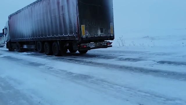 Машины и автобусы застряли на трассе Костанай-Челябинск смотреть онлайн