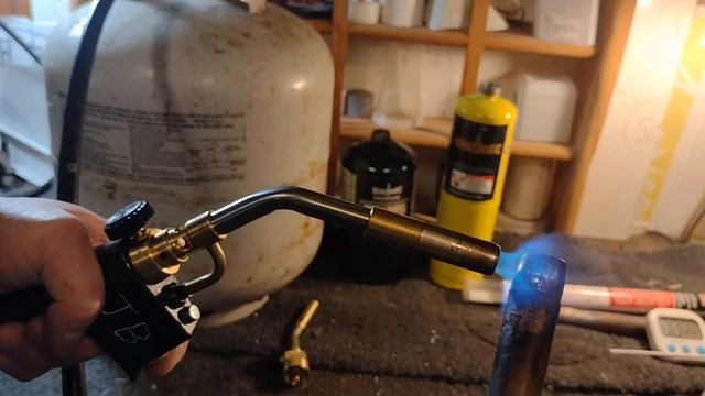 Propane Torch Demo - Regular Torch vs. the Bernzomatic TS8000 to Braze with Brass. смотреть онлайн