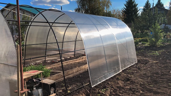 Замена старого поликарбоната на новый. Часть 2. Обновляем теплицу. смотреть онлайн