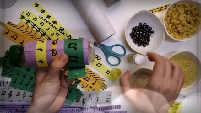 HOW TO MAKE MUSICAL SHAKER WITH AN EMPTY WATER BOTTLE /MARACAS /SUPER EASY смотреть онлайн