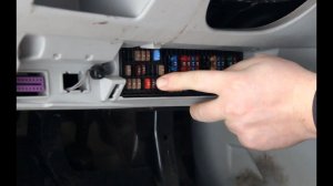 Замена предохранителя №22 центральный блок управления бортовой сетью в Шкода Фабия